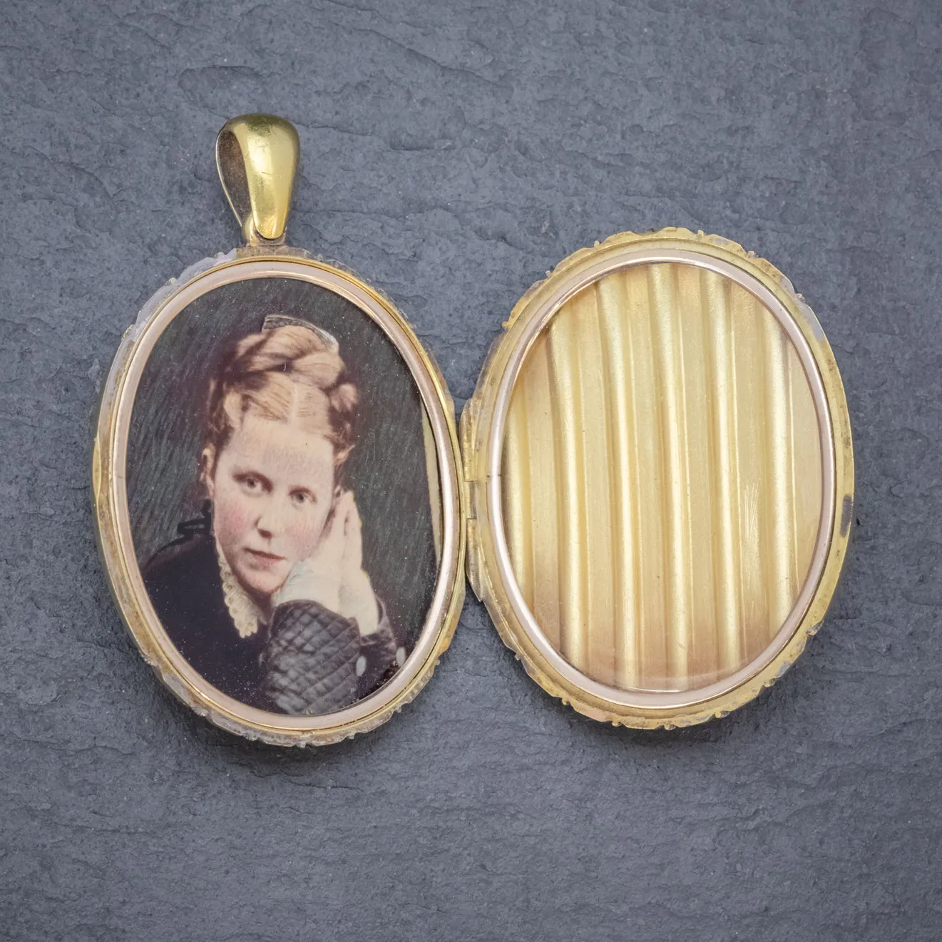 Antique Victorian 18Ct Gold Locket Hand Painted Photograph Circa 1880