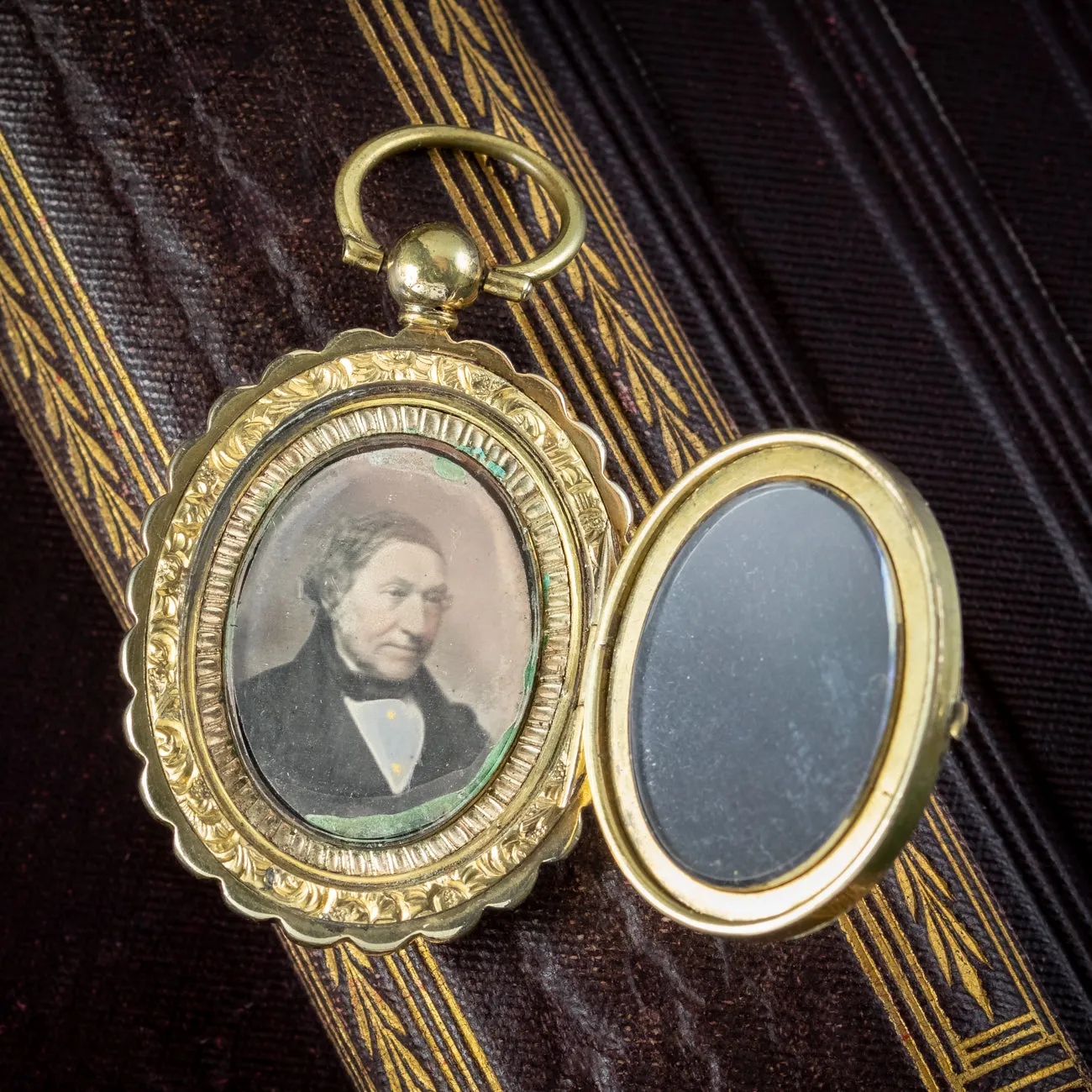 Antique Victorian Floral Locket 9ct Gold With Tintype Photograph