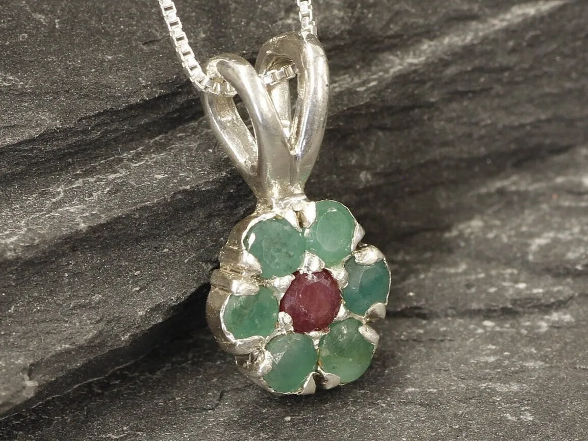 Emerald Flower Pendant - Green Flower Necklace - Silver Daisy Pendant