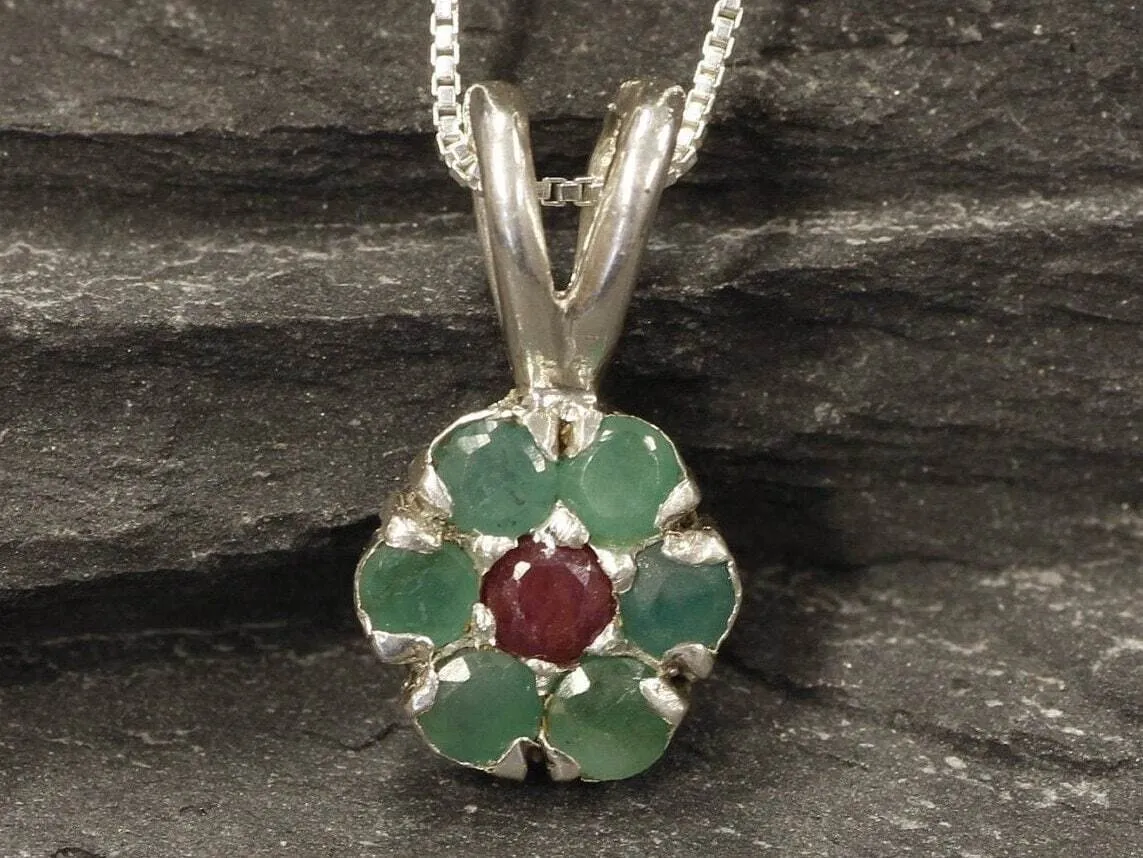 Emerald Flower Pendant - Green Flower Necklace - Silver Daisy Pendant