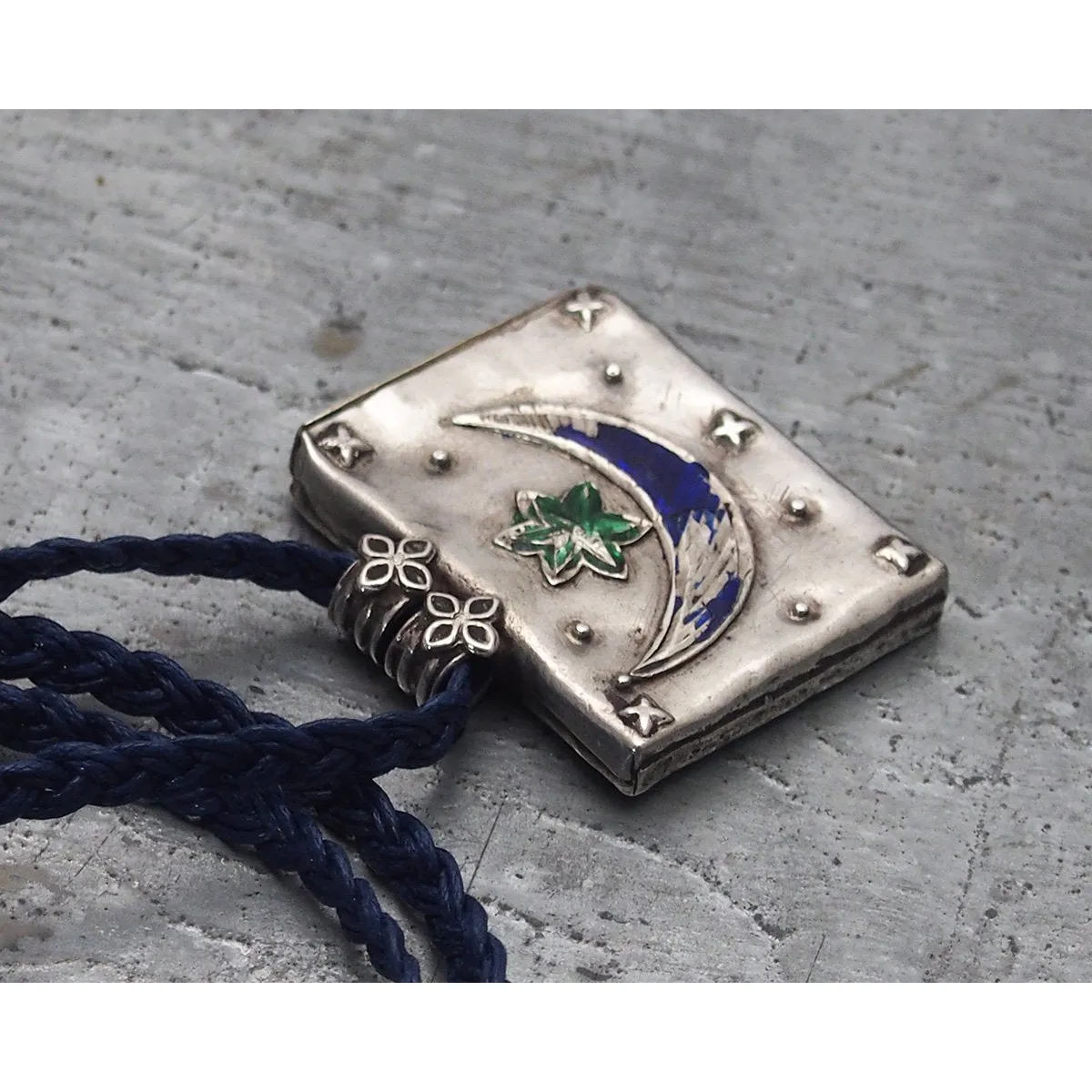 Enamel Moon and Star Silver Tawidh