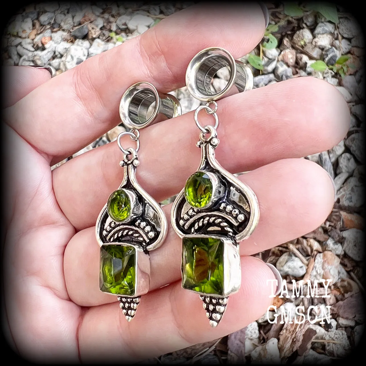 Peridot gemstone tunnel earrings-Boho ear gauges