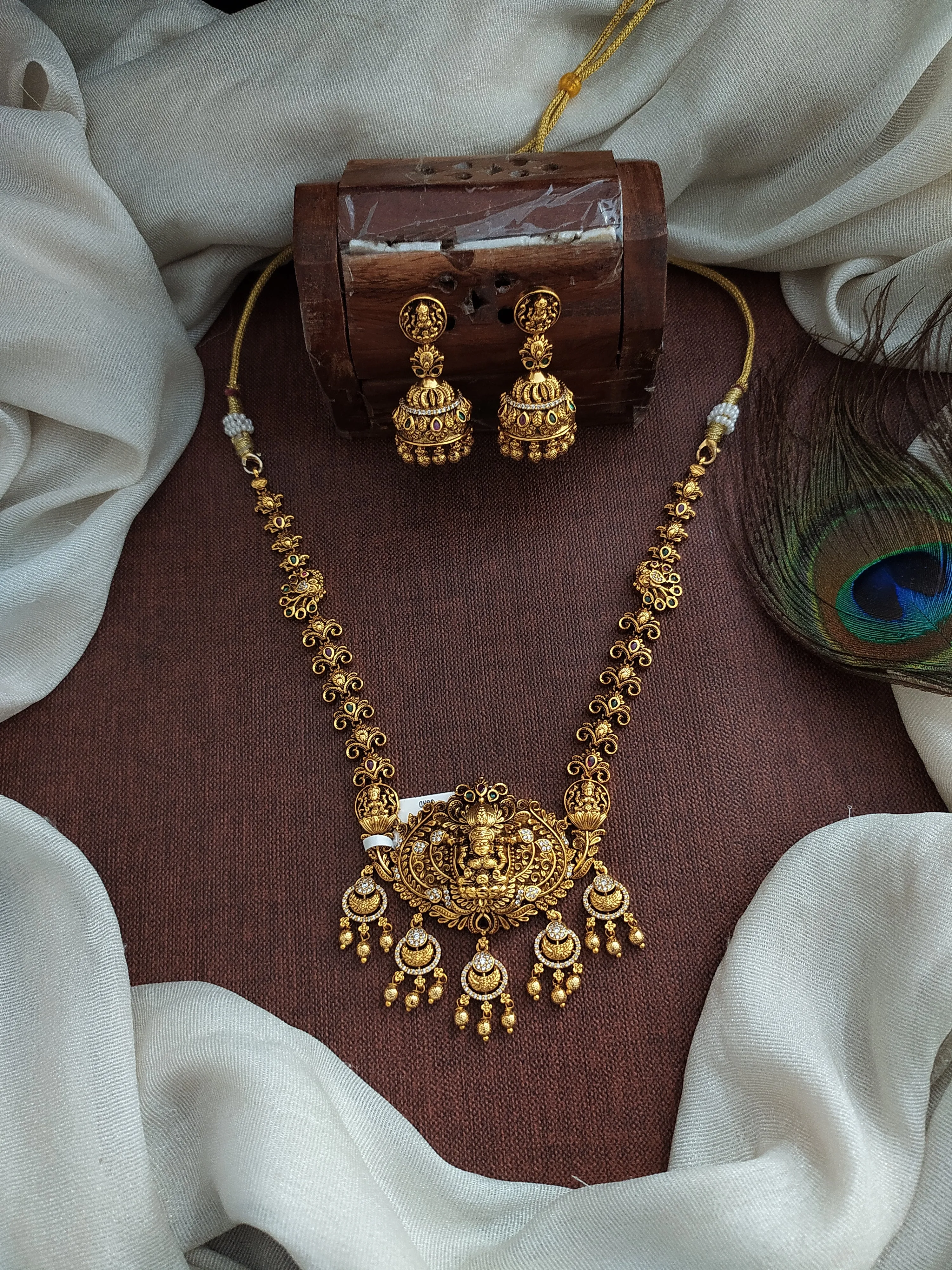 The latest Antique Necklace Set with a Pendant