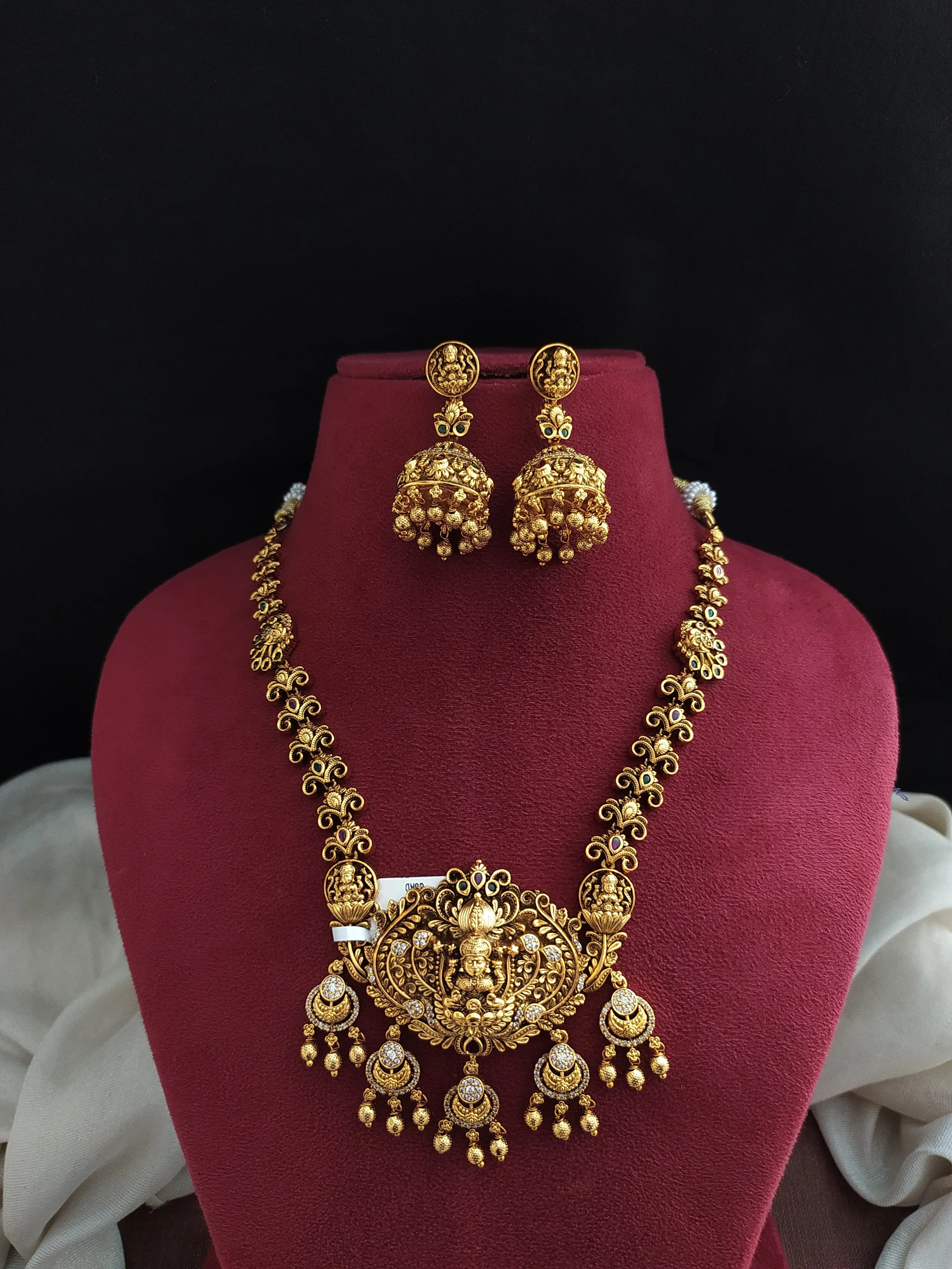 The latest Antique Necklace Set with a Pendant