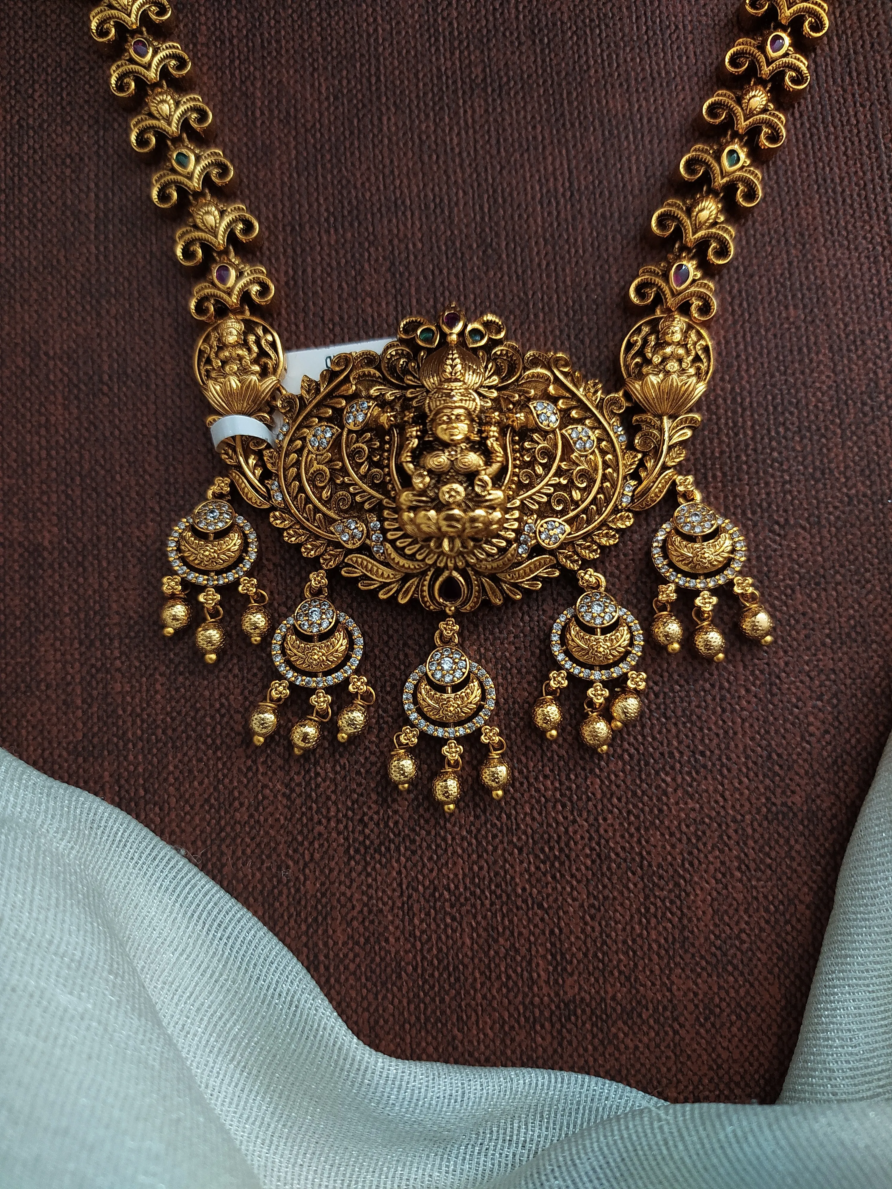 The latest Antique Necklace Set with a Pendant